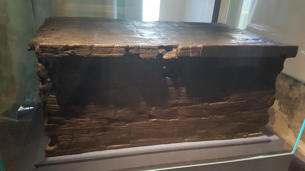 Decumanus Maximus, Herculaneum, August 2023. Carbonised wooden arca/strong box. Photo courtesy of Maribel Velasco.
On display in exhibition entitled – “Materia. Il legno che non bruciò ad Ercolano”.